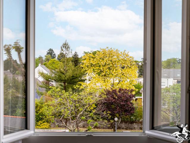 T3 LUMINEUX, TRAVERSANT, AVEC BALCON SUD, PARKING & CAVE