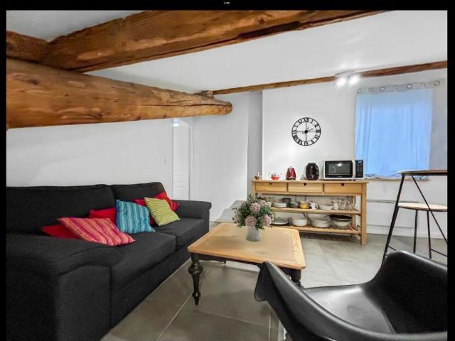 T3 MEUBLE HYPER CENTRE PROCHE DE TOUTES COMMODITES CENTRE.