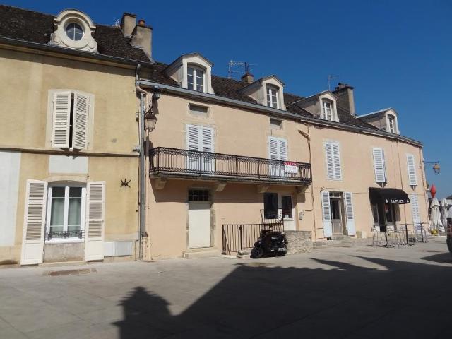 T3 MEURSAULT, place de l'hôtel de ville