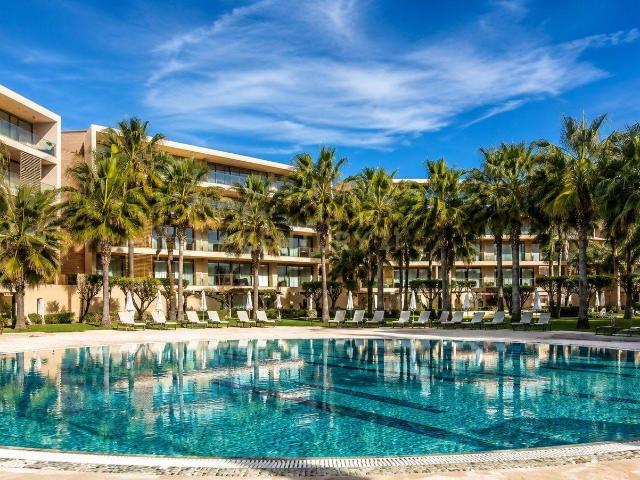 T3 Mobilado com Licença de Alojamento Local na Herdade dos Salgados no Algarve — Condomínio Premium com Piscinas e Jardins