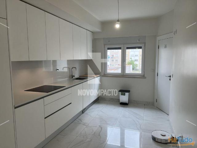 T3 Moderno com Suite, Parqueamento, Varanda e Classe Energética A ? Montijo | 26074090351