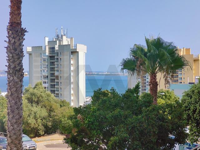 T3 na Quinta da Terrugem com Açoteia Privativa, Vista Mar e Garagem | Paço de Arcos