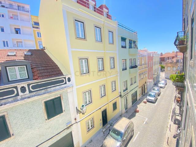 T3 na Rua das Adelas, Praça das Flores, no coração de Lisboa