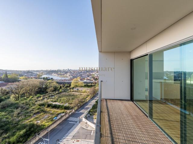 T3 no Último Piso com 3 Suítes, Box e Vista Rio no Centro de. 129m² Mafamude