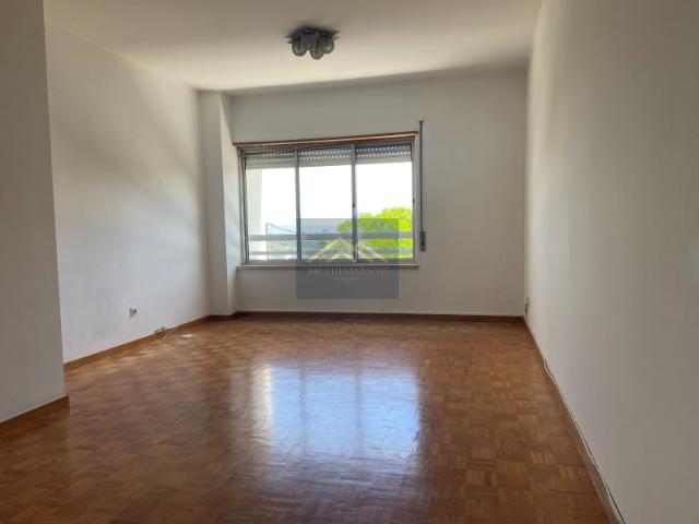 T3 no Monte da Caparica com 2 casas de banho e parqueamento