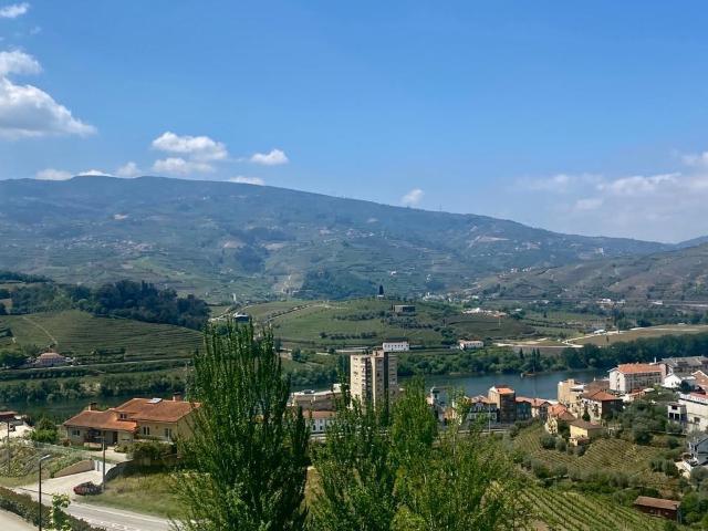 T3 NOVO C/ VISTA PANORÂMICA SOBRE CIDADE E RIO DOURO PESO DA REGUA