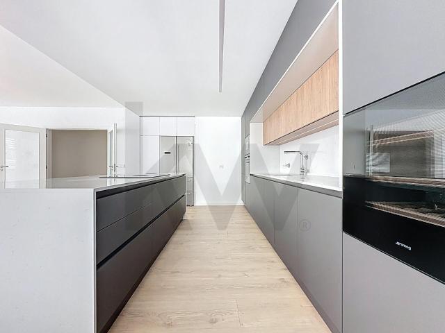 T3 novo, com 3 suites, varanda e garagem, na Parede, próximo. 160m² Carcavelos e Parede