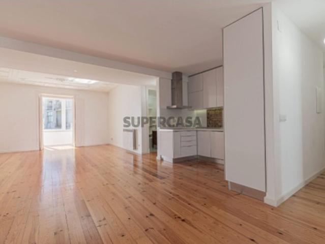 T3 Remodelado na Estefânia Charme, Conforto e Luz Natural!