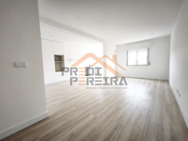 T3 remodelado, com varanda fechada, situado na Quinta do Pinheiro, Pontinha