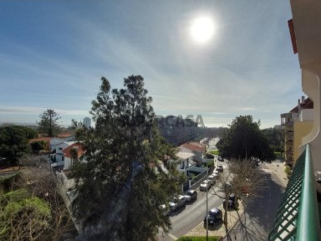 T3 Remodelado com Varandas e Vista de Mar, Cascais