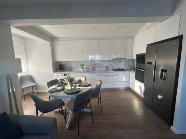T3 Remodelado com Vista Rio e Arrecadação Carnaxide