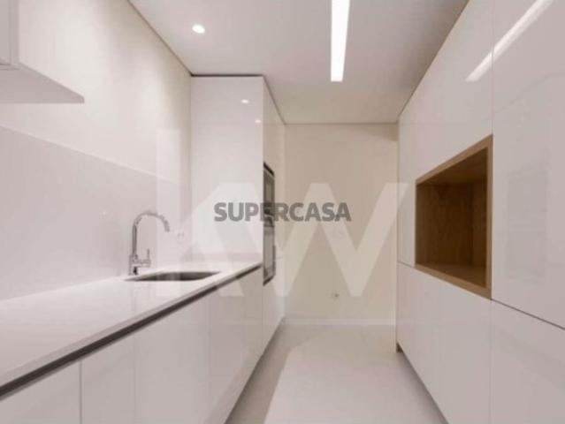 T3 remodelado com Box e espaço exterior, junto à Av. Boavista