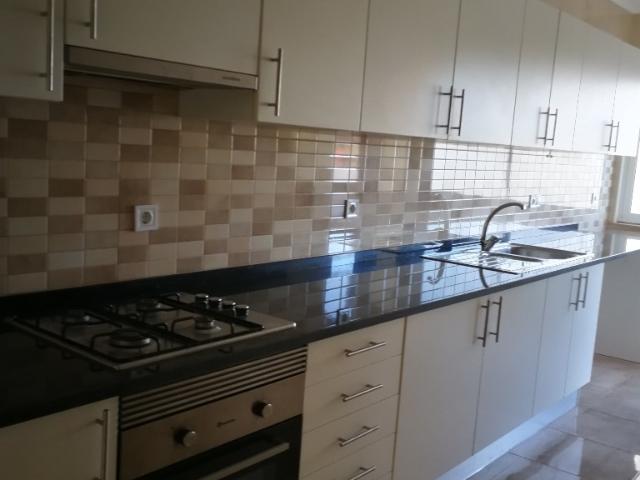T3 remodelado e semi equipado em Almada. Ref. 5864