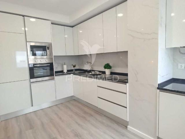 T3 remodelado em São Vicente a menos de 10 mins a pé do comboio de Santa Apolónia 650m e com vista Rio!