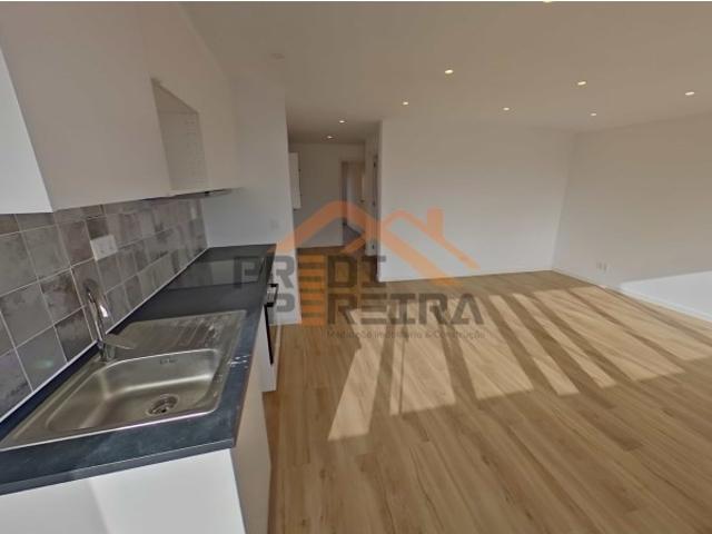 T3 remodelado, situado no Cacém