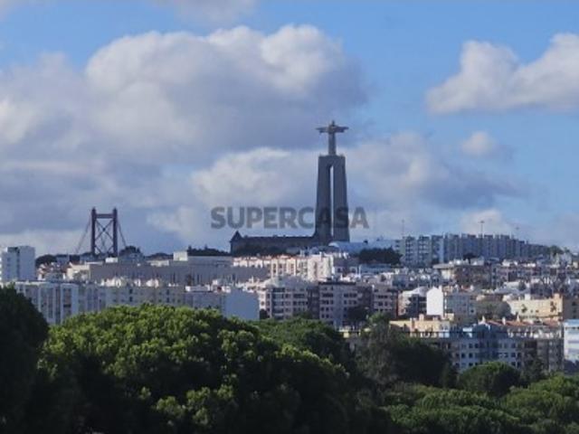 T3 Remodelado vista Cristo Rei junto ao Parque da Paz Conforto Moderno, Suite e Acessos Rápidos a Lisboa