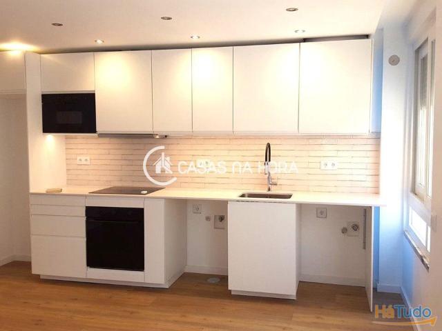 T3 renovado com duas casas de banho e cozinha semi equipada em Setúbal | 26084098396