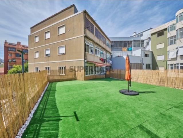 T4 Renovado com Terraço Privativo de 110m², uma Verdadeira Raridade na Cova da Piedade
