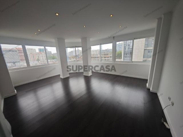 T3 Renovado nas Avenidas Novas | Localização Premium na Av. 5 de Outubro