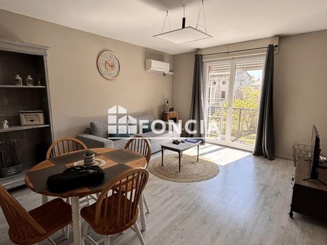 T3 rénové avec goût, idéalement situé entre le centre ville et la Cité de Carcassonne. Prêt à l’emploi, parfait pour pied à terre ou investissement