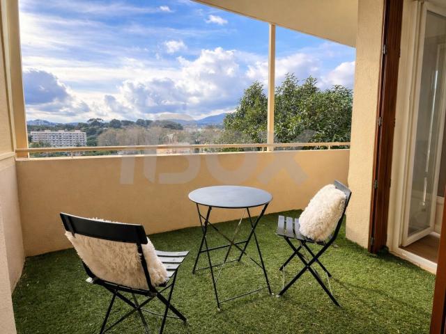 T3 rénové Grand balcon Sud Ouest Vue dégagée Toulon Les Routes