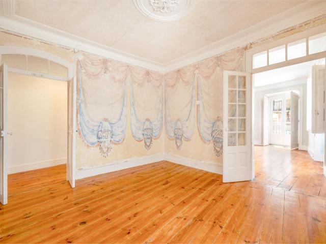 T3 Santos virado a Sul com frescos originais 180m² Estrela
