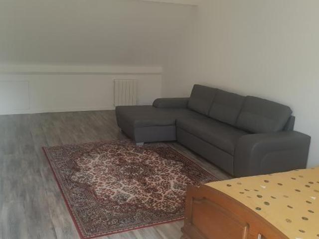 T3 situé au dernier étage d'une maison à louer