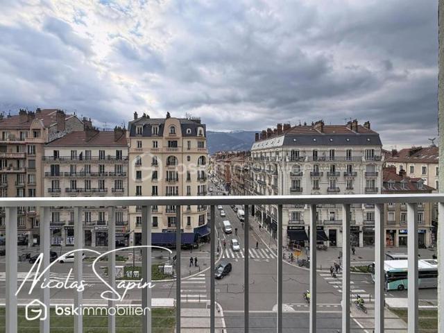 T3 sur Grenoble aux portes du centre ville avec vue dégagée