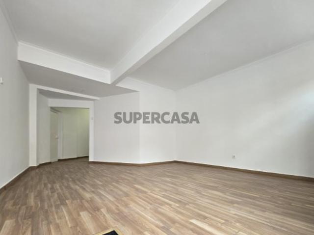 T0+1 em Sacavém Ideal para Habitação ou Atividade Comercial