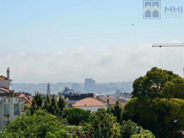 T0 +1 Novo com Varanda e Garagem e excelentes vistas à Rua do Bonjardim, Marquês
