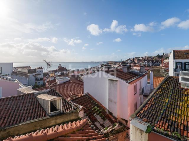 Estúdio com Mezanino e Varanda com vista Rio em Edifício de Charme Renovado | Alfama