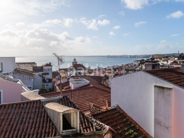 Estúdio com Mezanino e Varanda com vista Rio em Edifício de Charme Renovado | Alfama