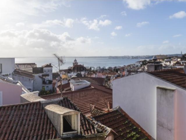 Estúdio com Mezanino e Varanda com vista Rio em Edifício de Charme Renovado | Alfama