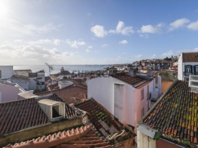 Estúdio com Mezanino e Varanda com vista Rio em Edifício de Charme Renovado | Alfama