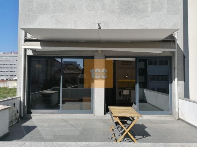 T0 com terraço junto ao Bessa, na Boavista
