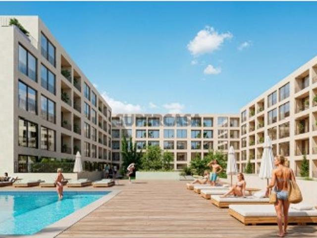 T0 com Varanda e Terraço em Condomínio com Piscina | A 200m do Metro