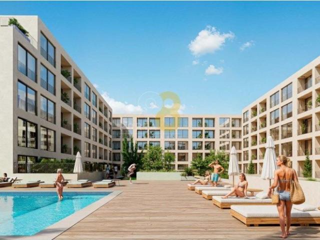 T0 com Varanda em Condomínio com Piscina | A 200m do Metro