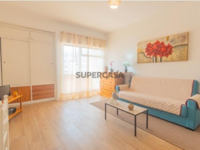 T0 com Vista Mar e Excelente Potencial de Valorização para Renovar a Seu Gosto