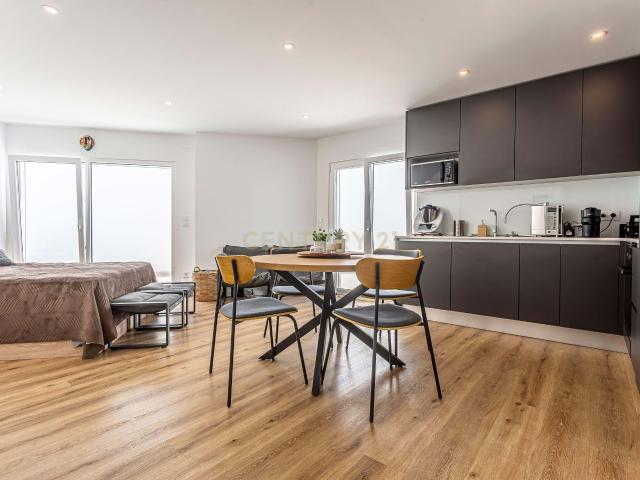 T0 Novo com Magnífico Terraço, Churrasqueira, Garagem e Arrecadação | Aires Palmela