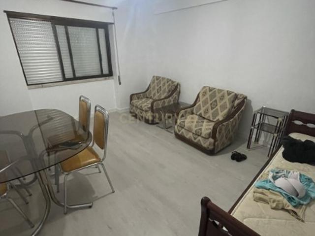 Apartamento com 1 divisão Assoalhada Remodelado Melhor zona do Feijó Rua Guilherme Coração frente Pingo Doce