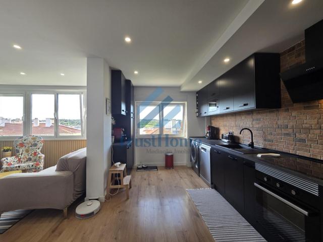 T1+1 totalmente remodelado e arrecadação com 23,5m2 e vista desafogada