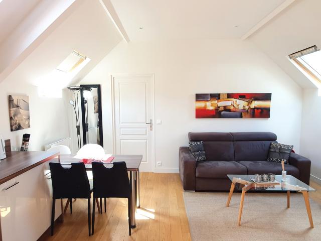 T127 SOUS COMPROMIS APPARTEMENT DEUX PIECES MEUBLE ENTIEREMENT RENOVE COEUR MONTBAURON