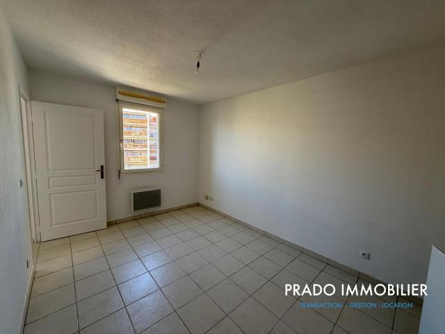 t1/2 secteur timone entièrement repeint, l'appartement.