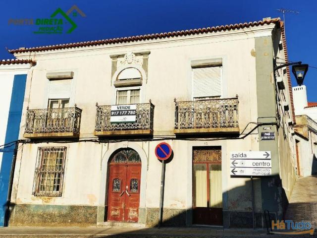 T13 Moradia com quintal, pátio, logradouro, loja, fonte e poço. | 26082144836