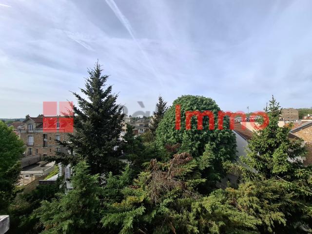 T141 DERNIER ETAGE ET BALCONS 3 PIECES DE 54m2 EXPOSE SUD BOXE ET CAVE EN ANNEXE