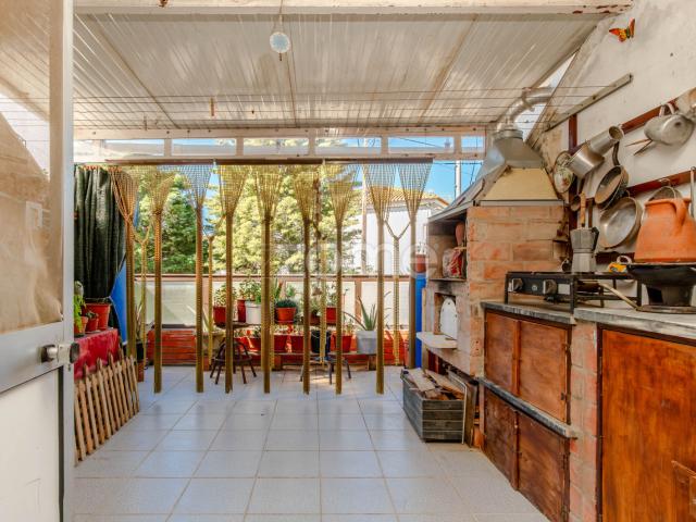 T1 + 1 Casa no centro de Azambuja com espaço comercial