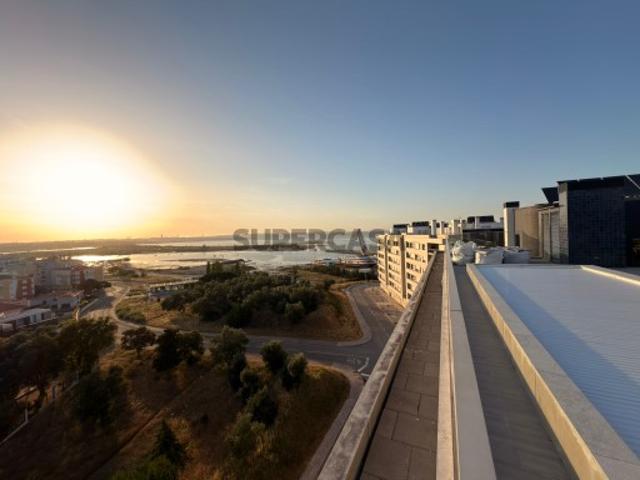 T1 TÉRREO COM PENÍNSULA, PISCINA NA COBERTURA E GARAGEM NO ORIZON SEIXAL!