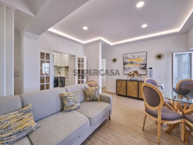 T1 Totalmente Mobilado, Renovado e Equipado com Vista Mar em Condomínio de Prestígio na Costa de Caparica
