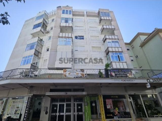 T1 Totalmente Remodelado com Varanda e Elevador no Centro da Amadora