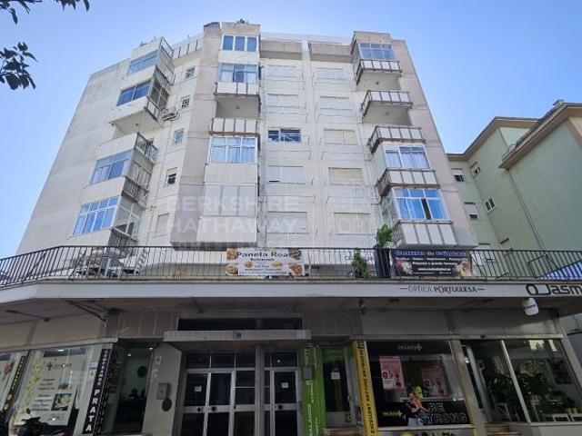 T1 Totalmente Remodelado com Varanda e Elevador no Centro da Amadora